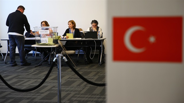 ABD'nin New York kentindeki Türk Konsolosluğu'nda seçmenler oy kullanıyor. 