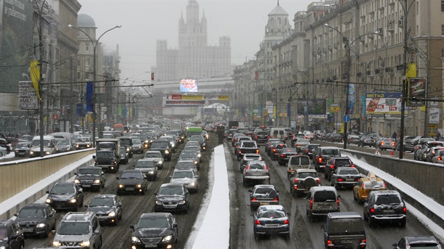 Rusya merkezli Otomobil Üreticileri Komitesi tarafından açıklanan rapora göre, mart ayında 137 bin yeni araç satılırken, bu rakamın dört yıllık aradan sonra ülkedeki otomobil satışlarında yaşanan ilk artışa işaret ettiği belirtildi.
