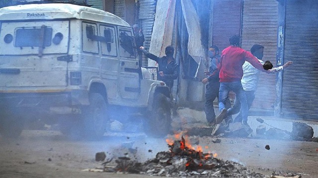 Hindistan polisi, Keşmir'de halka ateş açtı.