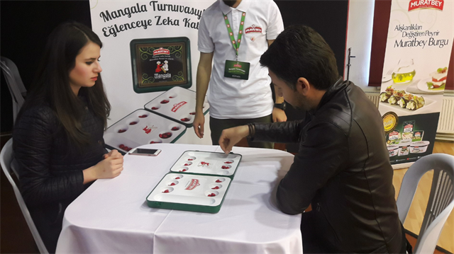 Muratbey,  Beyoğlu’ndaki okullara mangala oyun seti dağıtmaya başladı.