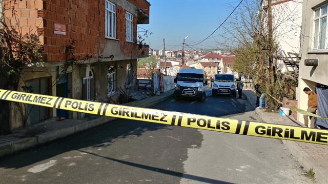 Arnavutköy’de 3 katlı bir binanın en üst katında sobadan yangın çıktı. 5 kişilik bir ailenin yaşadığı evde Talha İlçe isimli 11 yaşındaki çocuk hayatını kaybederken, 3 kişi ise yaralandı.​