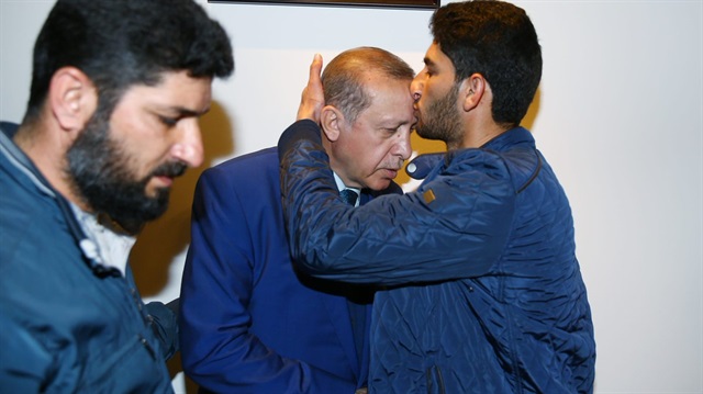 Cumhurbaşkanı Erdoğan, Esed rejiminin İdlib'de düzenlediği kimyasal katliamda 9 aylık ikizlerini, eşini ve ailesinden 13 kişiyi kaybeden Suriyeli Abdülhamid el-Yusuf ile görüştü. 