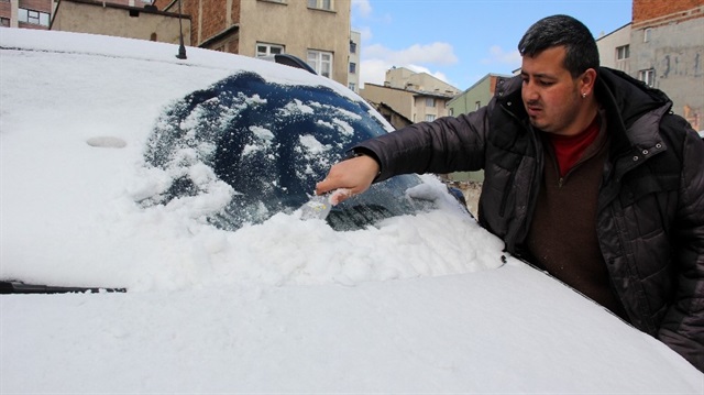 Erzurum'da kar ve soğuk hava vatandaşlara zor anlar yaşattı. 
