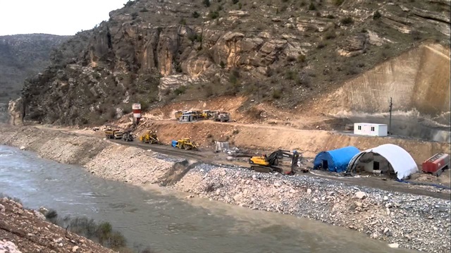 GAP'ta Atatürk Barajı'ndan sonra en büyük sulama barajı olma özelliği taşıyacak Silvan Barajı'nın yapımı, terör örgütü PKK'nın saldırılarına rağmen devam ediyor.

