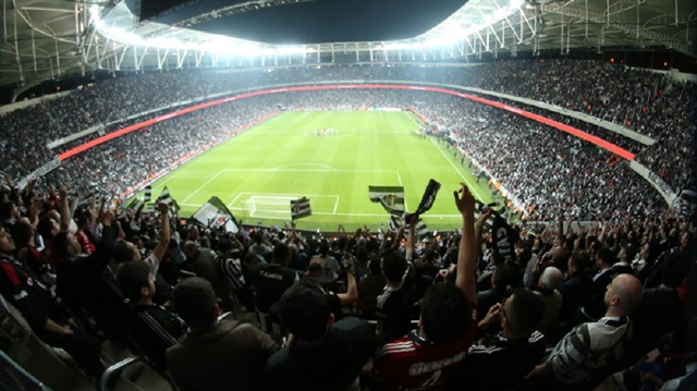 Vodafone Arena'da ilk düdük, resmi açılış töreninin ertesi günü 11 Nisan 2016 tarihinde Beşiktaş ile Bursaspor arasında oynanan Süper Lig maçında çalındı. Siyah-beyazlılar bu karşılaşmadan 3-2'lik skorla galip ayrılmıştı.