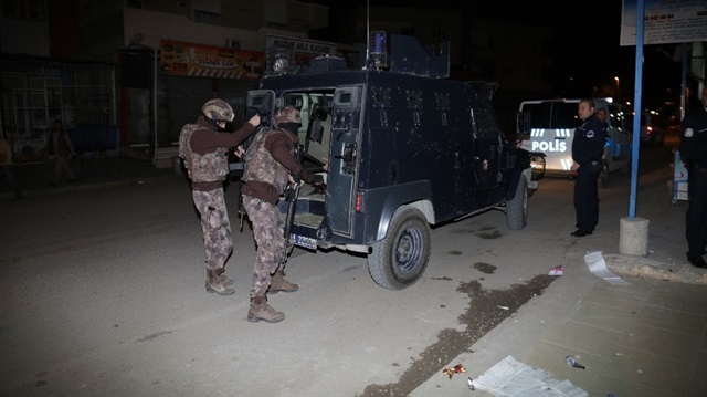 Adana Emniyet Müdürlüğü Terörle Mücadele Şube Müdürlüğü  şafak vakti operasyon yaptı. 
