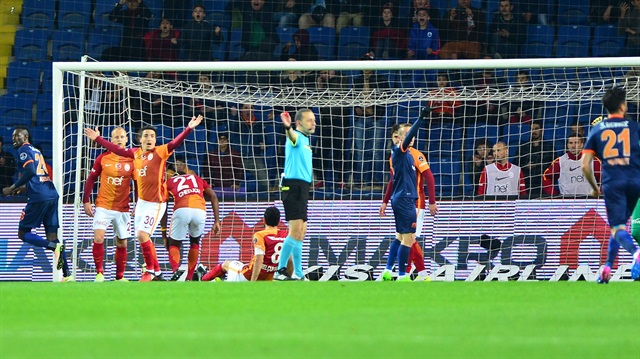 Galatasaray'ın yıldızları Başakşehir'in golünü çaresizlikle izlerken, o anlar objektife böyle yansıdı.​​