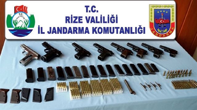 Rize'nin Ardeşen ilçesinde düzenlenen kaçak silah operasyonunda 8 adet tabanca ele geçirildi.
