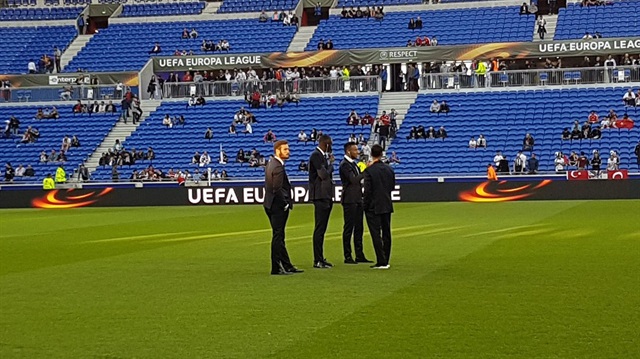 Lyonlu futbolcular zemine çıktıklarında stadyumdan yükselen ıslık sesleriyle büyük bir şaşkınlık yaşadı.