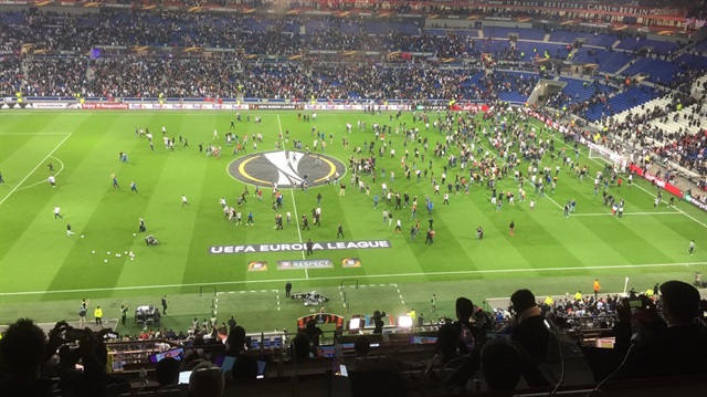 Lyon-Beşiktaş maçı öncesinde yaşanan gerginlik sonrasında yüzlerce taraftar sahaya girdi.
