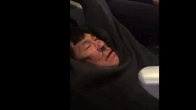 United Havayolları'nın, güvenlik görevlileri nezaretinde yerde sürükleyerek uçaktan attığı yolcu 
