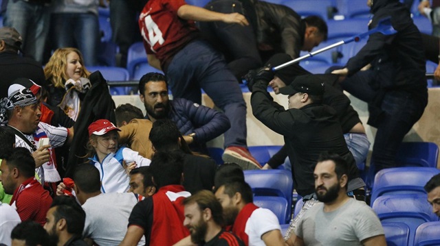 Lyon-Beşiktaş maçı öncesinde Lyon'un holigan taraftarları koltuk değneğiyle Türk taraftarlara saldırdı. 