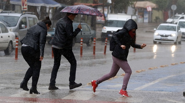 Meteorolojiden, Antalya için kuvvetli yağış uyarısı yapıldı. 