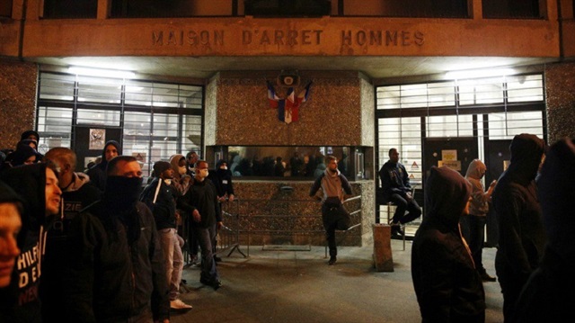 Avrupa'nın en büyük cezaevi olan Fleury-Merogis'te önceki gün başlayan gardiyanların eylemi, Paris'in kuzeyindeki Villepinte cezaevine sıçradı.

