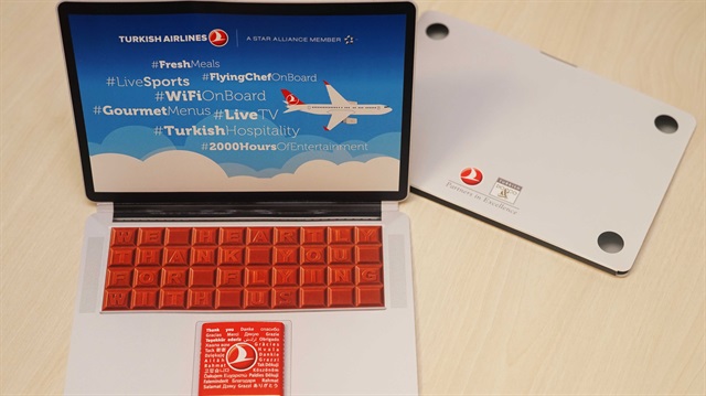 THY yolculara 'laptop' şeklinde tasarlanan özel paket içerisinde çikolata dağıtmaya başladı.