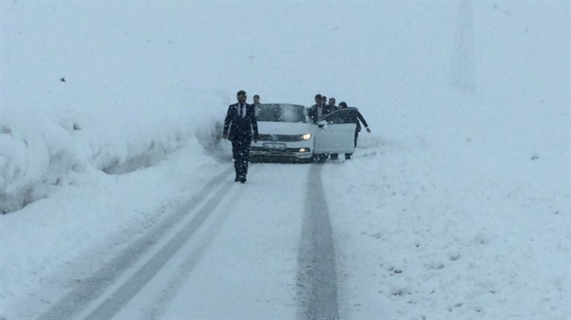 Bahçesaray'da kar ve tipi nedeniyle ulaşımda aksamalar yaşanıyor. 