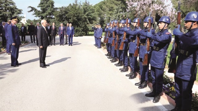 Kılıçdaroğlu'nu Bandırma'da tören mangası ile karşılandığının fotoğraflar sosyal medyada paylaşıldı.