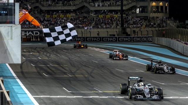Formula 1’de 2017’nin üçüncü yarışı Bahreyn Grand Prix’i heyecanı bugün başlıyor. Toplam 57 turdan oluşan, 308.238 km’lik yarışa Lewis Hamilton şampiyona lideri olarak geliyor.