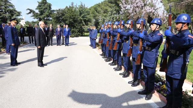Kemal Kılıçdaroğlu askeri üstte törenle karşılandı