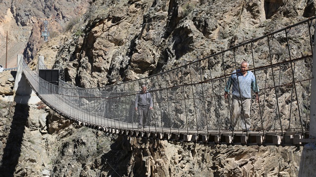 70 metrelik asma köprünün ortasına, güvenlik nedeniyle asma kilitli demir kapı yaptılar.