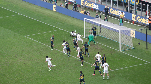 Zapata'nın kale çizgisini geçen gol vuruşuna teknolojik çözüm karar verdi.