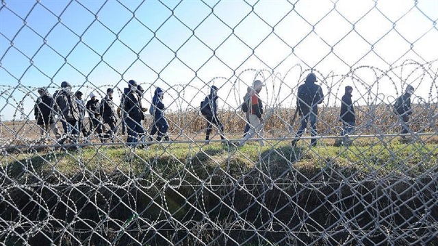 Avrupa ülkeleri, sığınmacıların ülkelerine girmesini engellemek için sınıra tel örgüler çekiyor.
