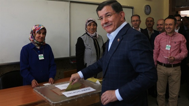Ahmet Davutoğlu, referandumda milli iradenin tecelli edeceğini belirtti.