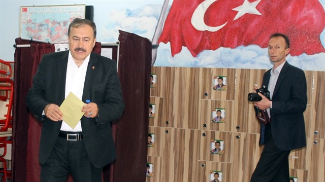 Orman ve Su İşleri Bakanı Prof. Dr. Veysel Eroğlu oyunu kullandı. 