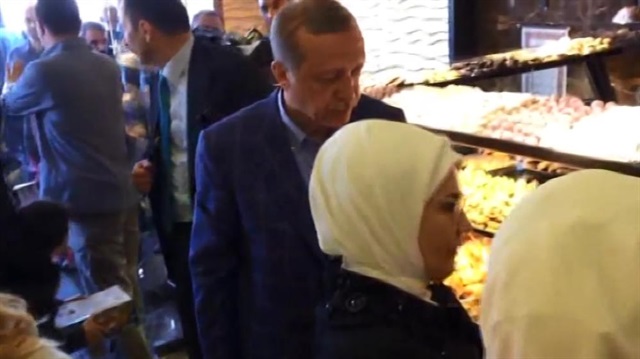 Cumhurbaşkanı Recep Tayyip Erdoğan oy kullandıktan sonra ev yapımı çikolata aldı.