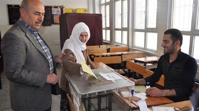 100-year-old Aliye Tür, with her son Mehmet by her side, votes in the Turkish referendum