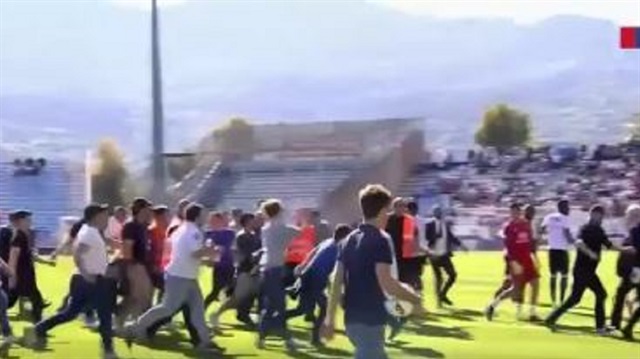 Bastialı taraftarlar Lyonlu futbolculara saldırdı. 