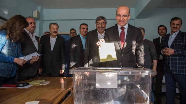 Başbakan Yardımcısı Mehmet Şimşek Gaziantep’te sabah erken saatlerde oy kullandı.