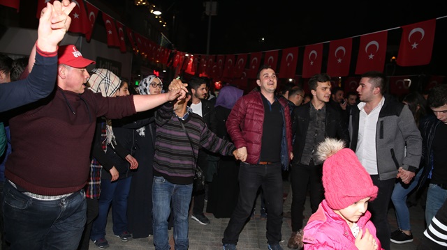 'Evet' sonucu Cumhurbaşkanı Erdoğan'ın memleketi Rize'de büyük coşkuyla kutlandı.