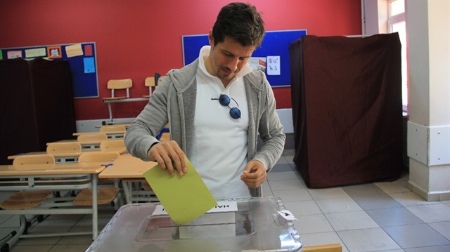Emre Belözoğlu referandum için sandık başına giderek oyunu kullandı.