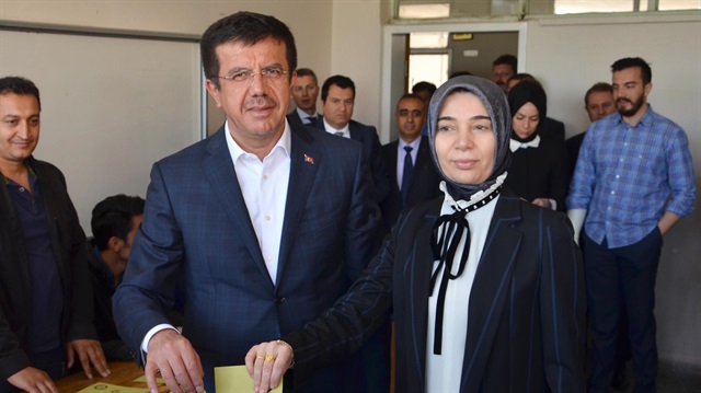 Ekonomi Bakanı Nihat Zeybekci, oyunu Denizli'de kullandı.

