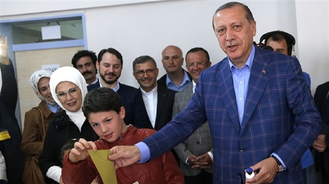 Turkish President Recep Tayyip Erdoğan votes in the referendum in Üsküdar, Istanbul