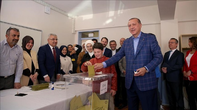 Turkish President Recep Tayyip Erdogan casts his vote with his grandson in the constitutional referendum at a polling station in Uskudar district of Istanbul, Turkey on April 16, 2017. 