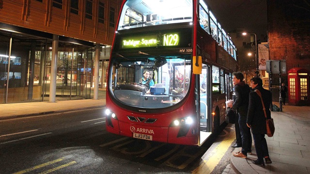 ARŞİV: Londra'da 'kırmızı' otobüsler yoğun bir şekilde hizmet veriyor.