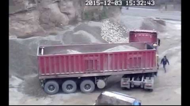 حادث مفجع لشاحنة نقل أثناء إفراغ صندوقها​