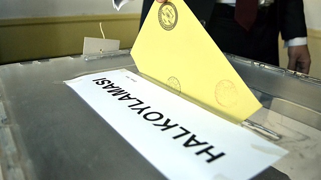Türkiye genelinde resmi olmayan sonuçlara göre, 'evet' oyları 51.4, 'hayır' oyları ise 48.6 olarak gerçekleşti.