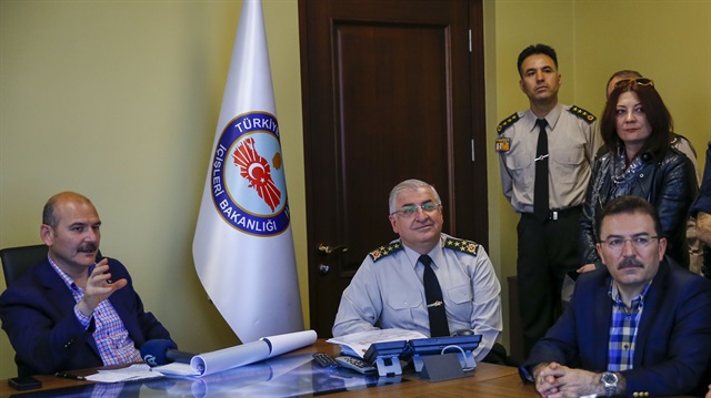 Bakan Soylu, Jandarma Genel Komutanı Orgeneral
Güler, Emniyet Genel Müdürü Altınok, gelişmeleri İçişleri Bakanlığı'ndaki merkezden izledi.