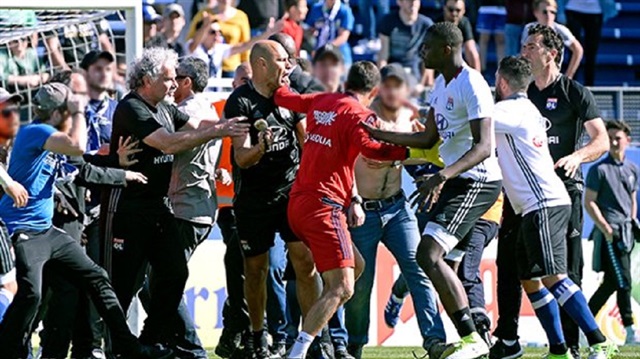 Bastialı taraftarlar Lyon'la oynanacak karşılaşma öncesinde sahaya inerek rakip takım futbolcularına saldırdı. 