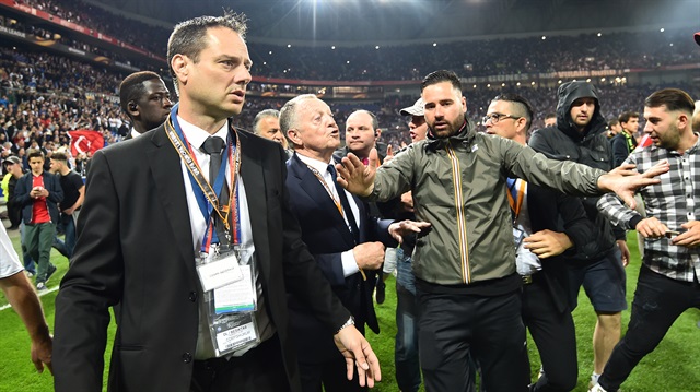 Fransa'da oynana maçta çıkan olaylar nedeniyle mücadele geç başlamış ve Lyon Başkanı Beşiktaşlı taraftarları suçlamıştı.