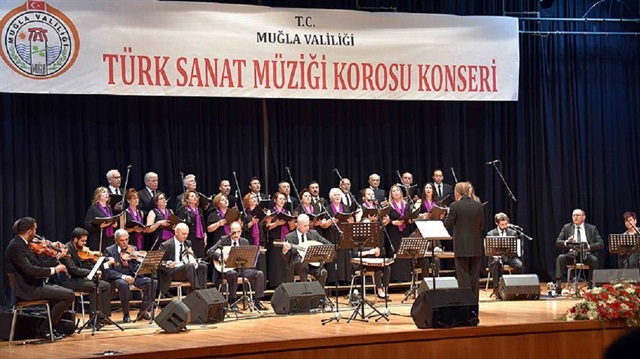 Vali yardımcısı, hakim, öğretmen, avukat, hemşire, sosyolog ve kamu çalışanlarının oluşturduğu Türk Sanat Müziği korosu.