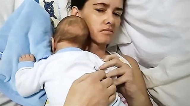 Genç kadın, bebeğinin kokusuyla  tekrar gözünü açtı.