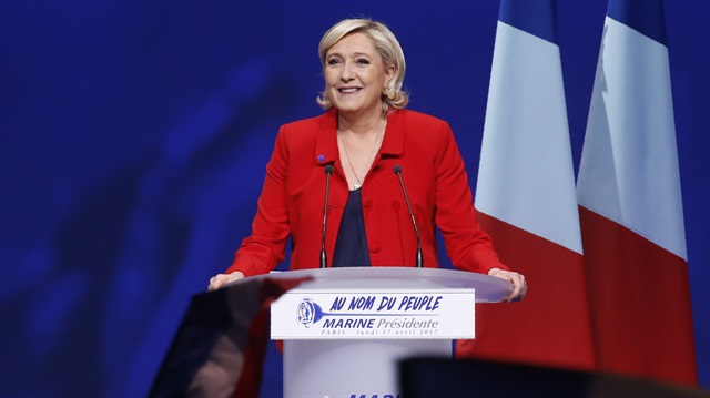 Aşırı sağcı Ulusal Cephe Partisinin lideri Le Pen, katıldığı programda AB bayrağını kaldırttı.
