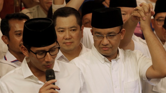 Endonezya'da ikinci turda başkent valiliğini kazanan Müslüman aday eski Milli Eğitim Bakanı Anies Baswedan, destekçileriyle seçim zaferini kutladı.​