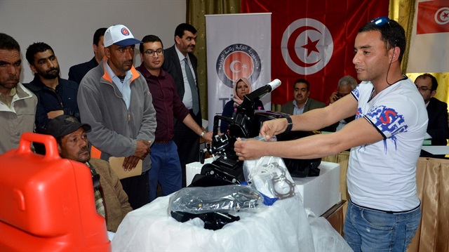 "تيكا" التركية تقدم مساعدات لصيادين جنوبي تونس