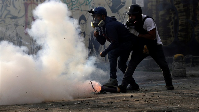 Polisin, taş ve molotofkokteyli atan göstericilere, biber gazı ve plastik mermiyle müdahale etmesiyle çatışma çıktı.