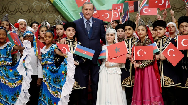 President Tayyip Erdoğan poses with visiting children at the Presidential Palace in Ankara. 